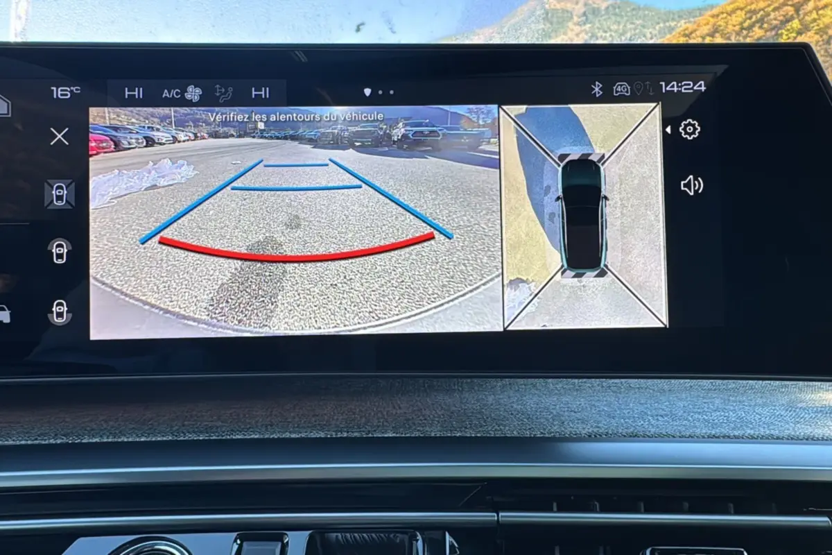 Écran central du Peugeot 3008 Hybrid 145 GT montrant la caméra de recul et la vue 360° en intérieur.