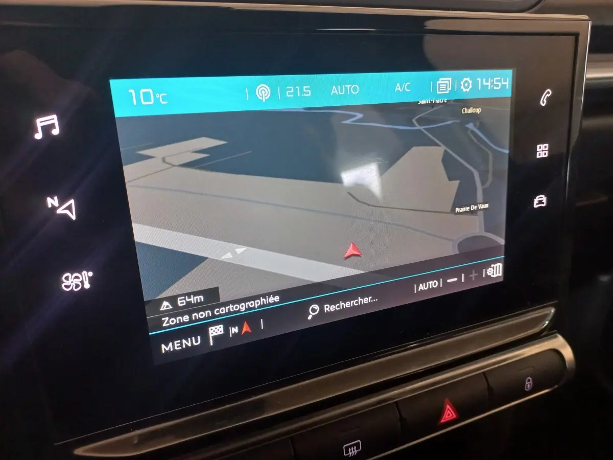 Écran tactile central de navigation affichant une carte dans l’habitacle d’une Citroën C3 noire 2024.