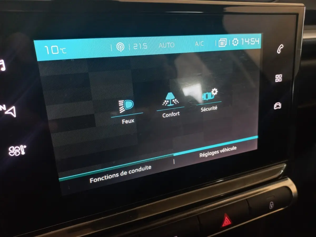 Écran tactile central de la Citroën C3 2024 noir affichant les réglages des fonctions de conduite.