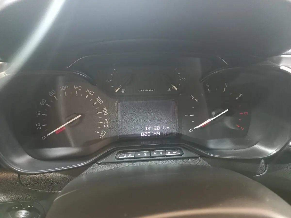 Vue rapprochée du tableau de bord de la Citroën C3 2024, affichant le compteur de vitesse et le compte-tours.