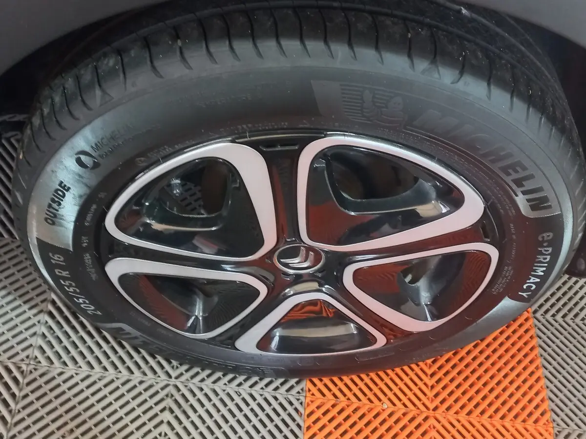 Gros plan sur la roue avant droite noire d'une Citroën C3 2024 avec jante alliage et pneu Michelin visible.