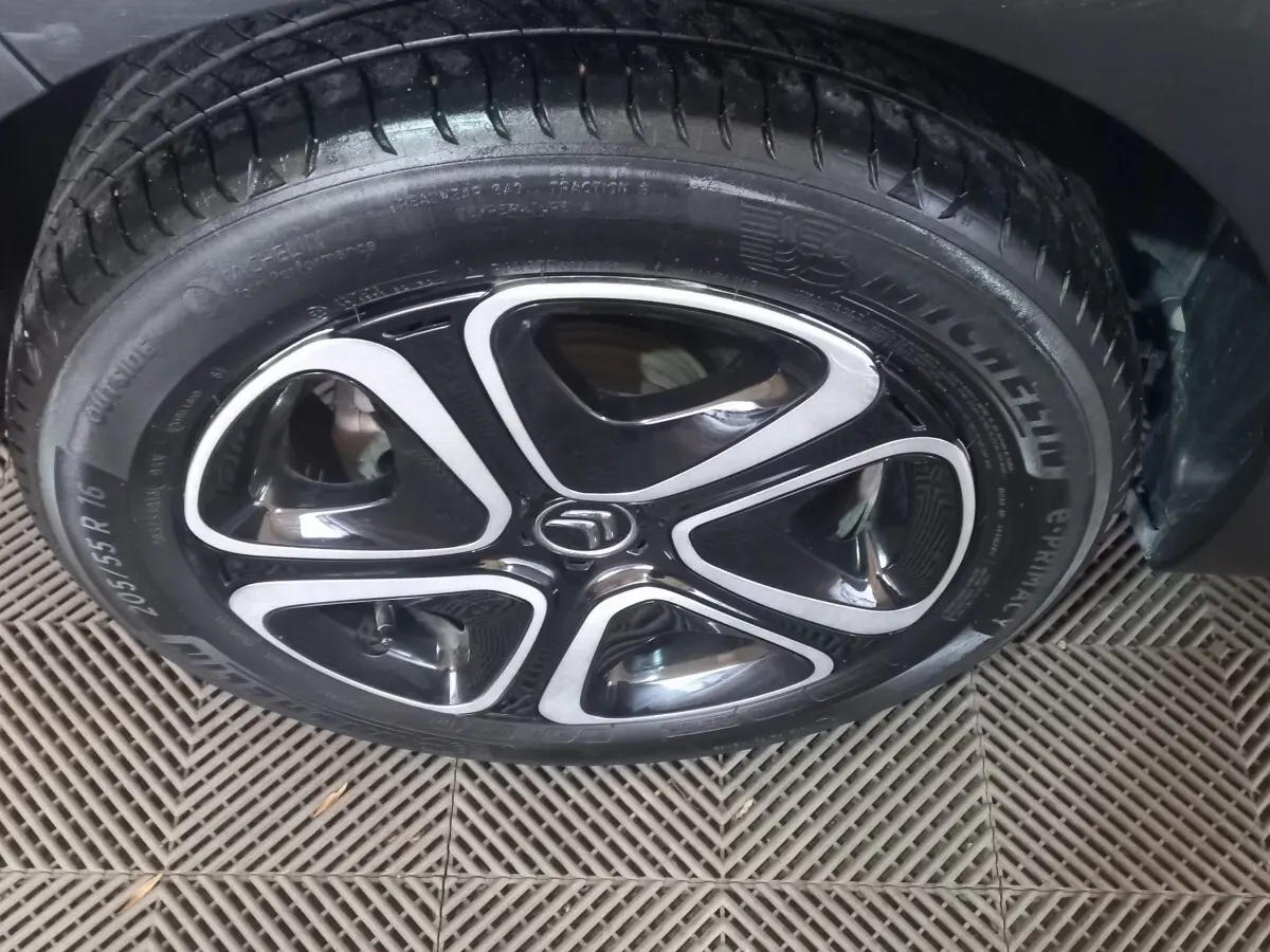 Gros plan sur la roue avant droite noire avec jante alliage au design moderne de la Citroën C3 2024.