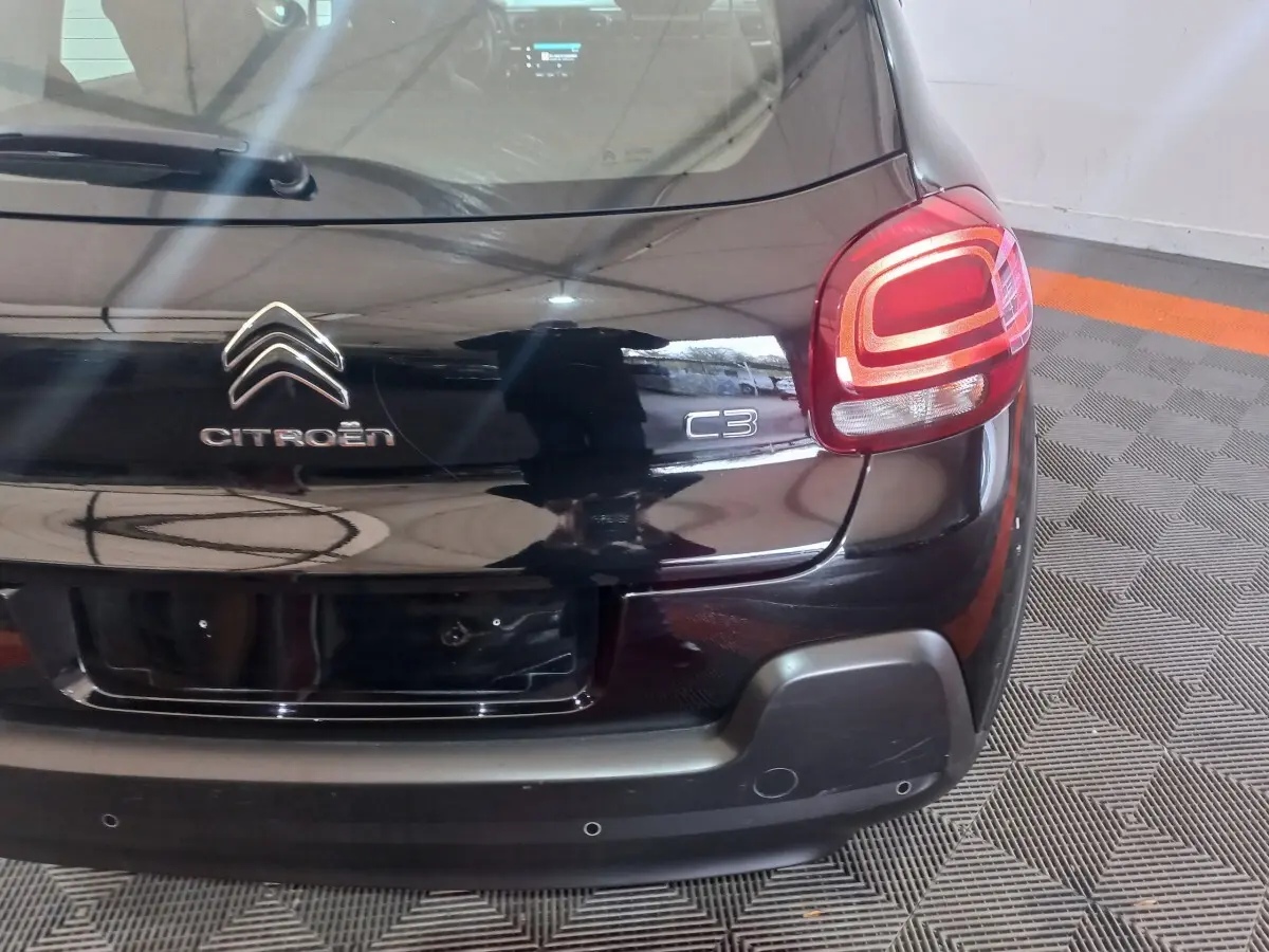 Vue arrière de la Citroën C3 noire 2024, mettant en valeur le feu arrière droit et le logo distinctif sur le hayon.