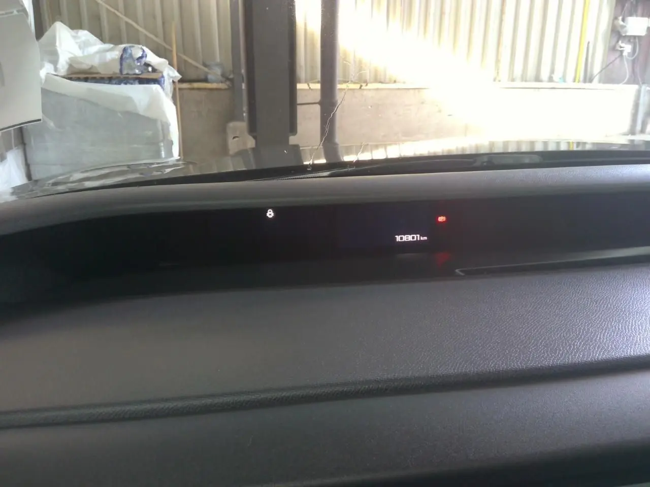 Tableau de bord numérique du Citroën C3 Aircross électrique 2025, affichant 10801 km, vue intérieure frontale.