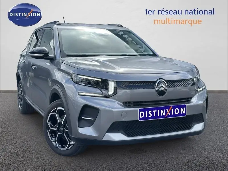 Citroën C3 1.2 Turbo 100ch gris Mercury vue 3/4 avant avec jantes alu et phares LED allumés.
