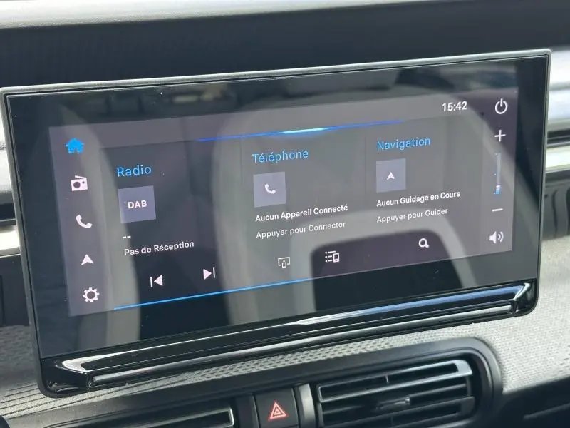 Écran tactile central de la Citroën C3 2025 affichant les menus radio, téléphone et navigation, intérieur gris Mercury.