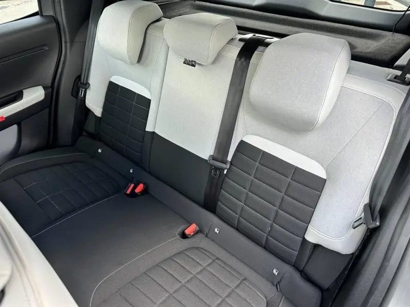 Vue intérieure de la banquette arrière bicolore noir et gris clair de la Citroën C3 1.2 Turbo 100ch MAX 2025.