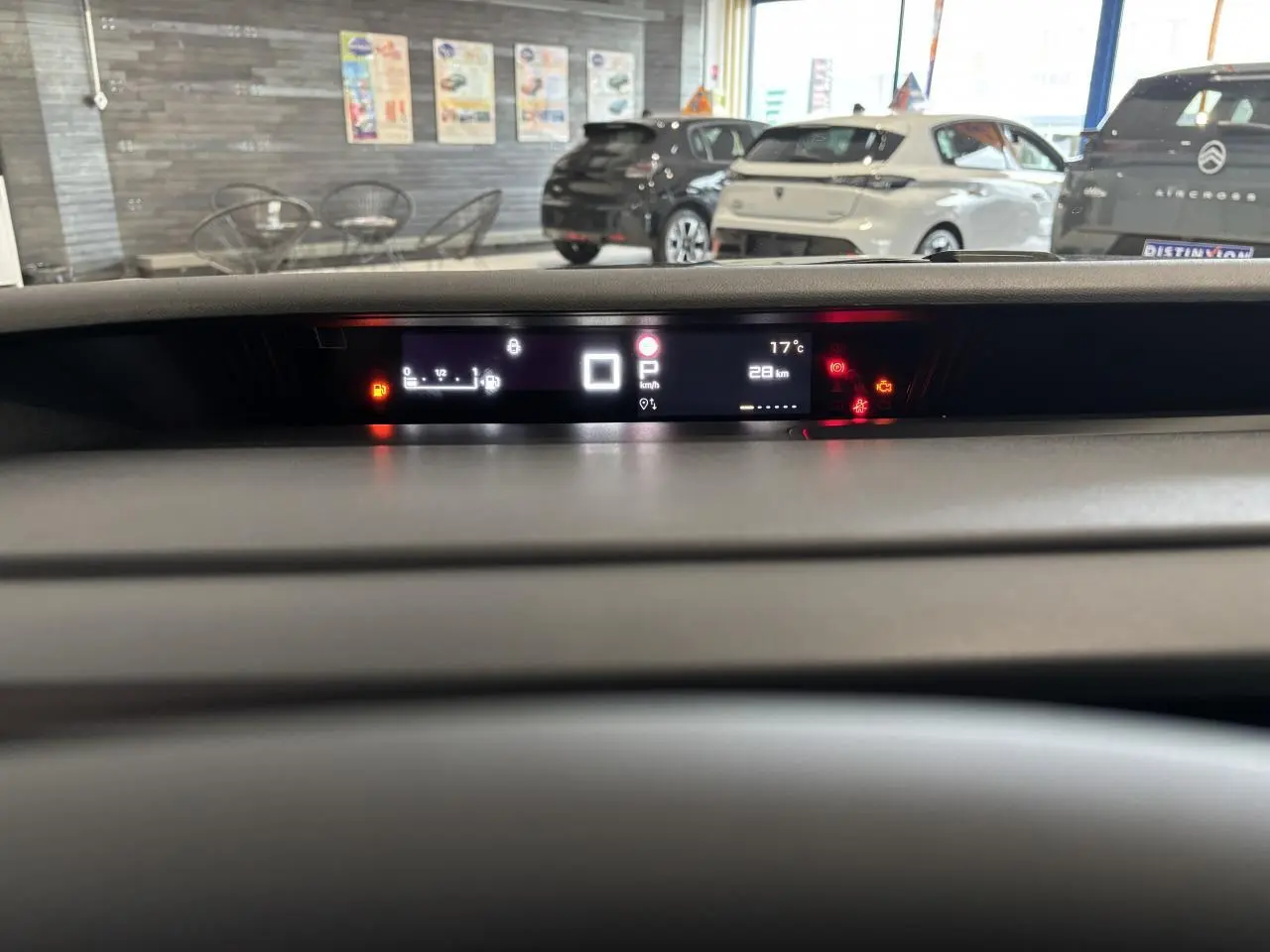 Vue intérieure du tableau de bord numérique du Citroën C3 Aircross 2026, affichage clair et moderne.