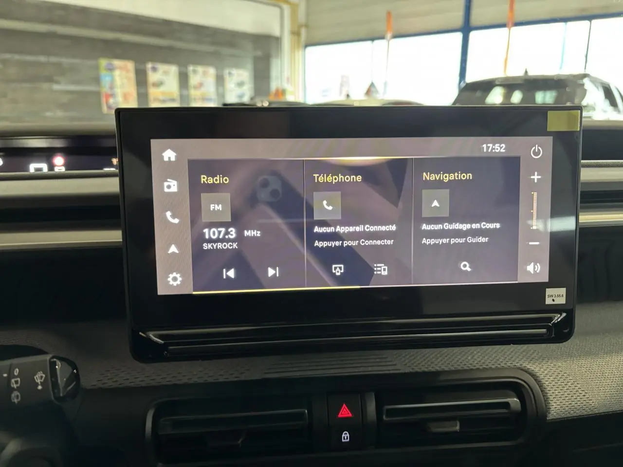 Écran tactile central de la Citroën C3 Aircross 2026, vue intérieure du tableau de bord avec interface multimédia affichée.