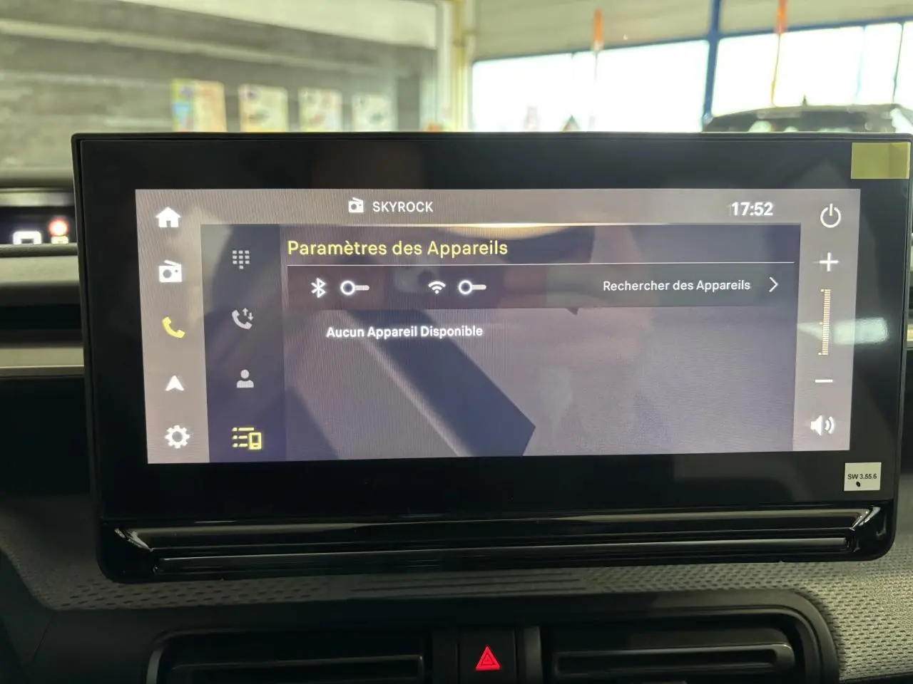 Écran tactile central du tableau de bord du Citroën C3 Aircross 2026 affichant les paramètres Bluetooth et Wi-Fi.