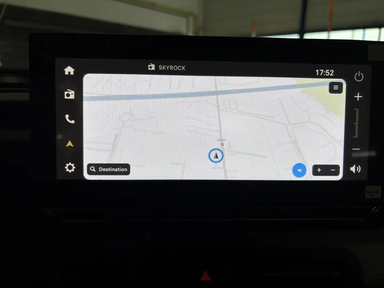 Écran tactile central du tableau de bord affichant un GPS dans une Citroën C3 Aircross 2026 gris et noir.