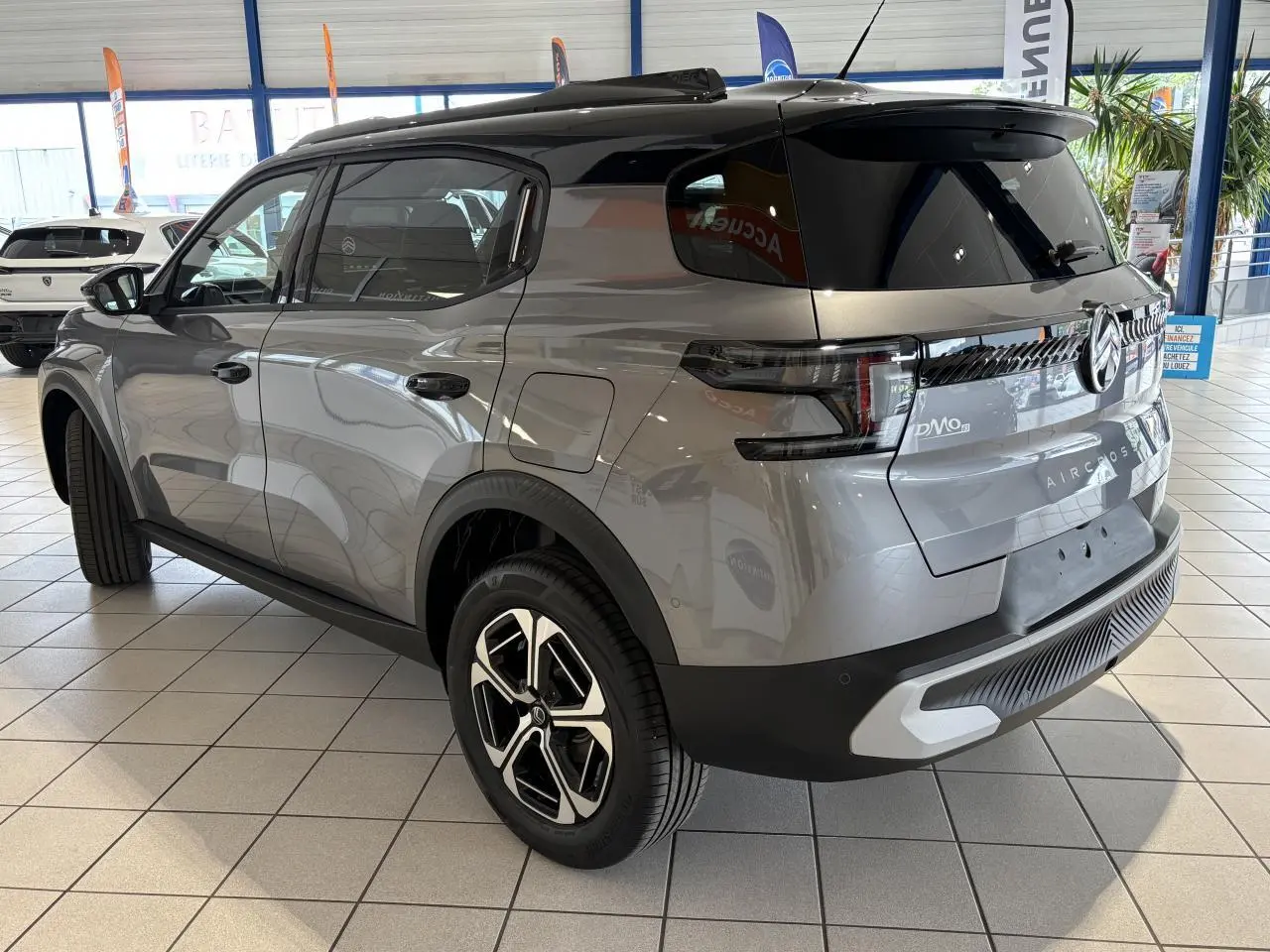 Vue 3/4 arrière droite du Citroën C3 Aircross 2026 gris Mercury avec toit noir et jantes alliage diamantées.