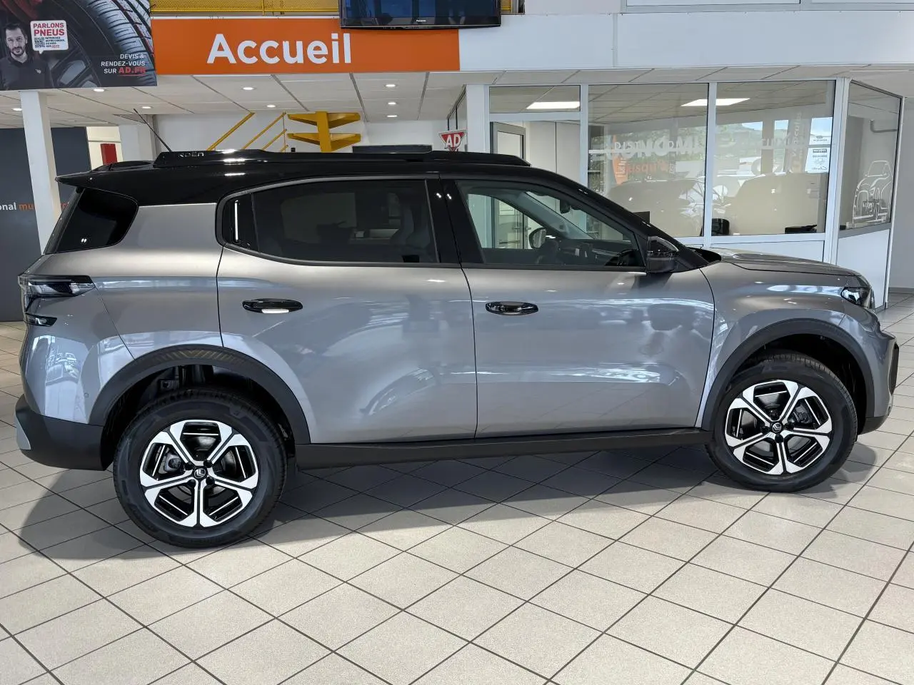 Profil droit du Citroën C3 Aircross 2026 gris métallisé avec toit noir et jantes alliage 17 pouces.