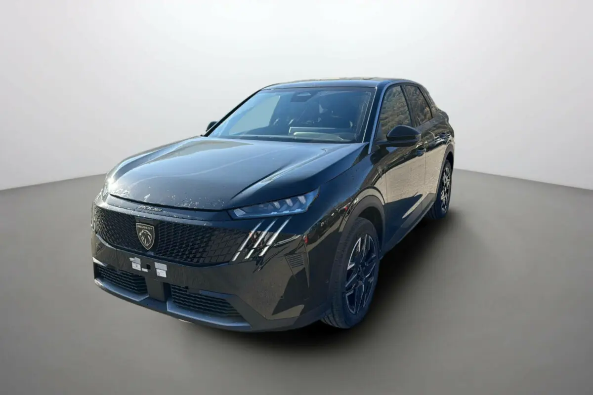 Peugeot 3008 New Hybrid 2025 noir perla nera, vue 3/4 avant droit avec toit noir et jantes alu 19 pouces.