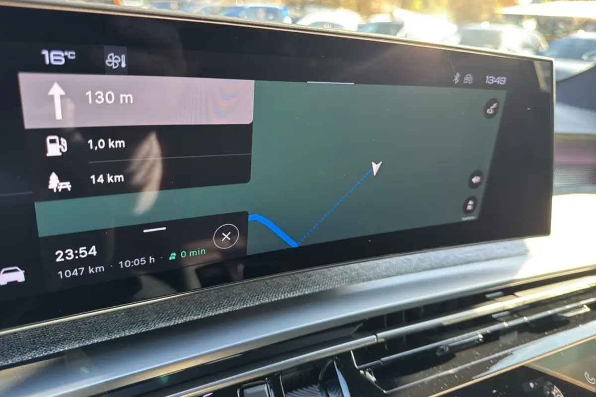 Écran tactile central du tableau de bord du Peugeot 3008 New Hybrid 145 GT 2025 affichant la navigation GPS.