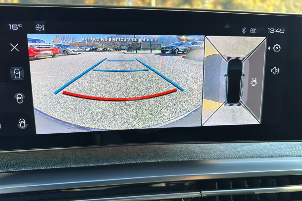 Écran intérieur montrant la caméra de recul et la vue 360° du Peugeot 3008 noir perla nera, tableau de bord moderne.