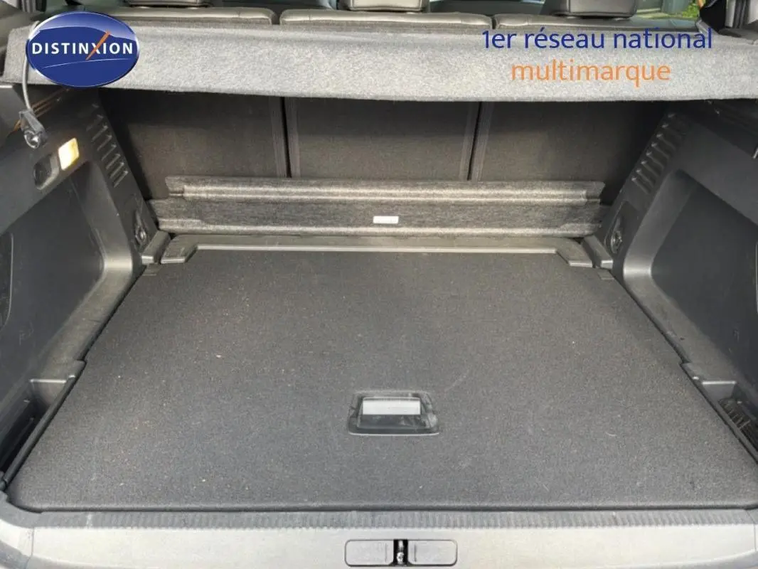 Coffre spacieux du Citroën C5 Aircross platine vu de l'arrière, avec cache-bagages et habillage intérieur gris.