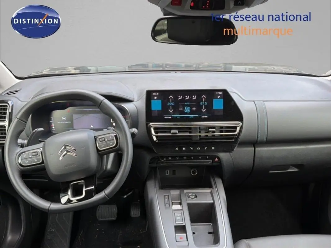 Vue intérieure frontale du tableau de bord noir du Citroën C5 Aircross 2025 avec écran tactile et volant multifonctions.