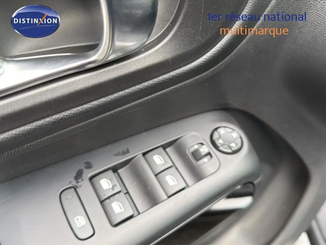 Gros plan sur les commandes des vitres électriques et rétroviseurs d'une Citroën C5 Aircross 2025 platine.