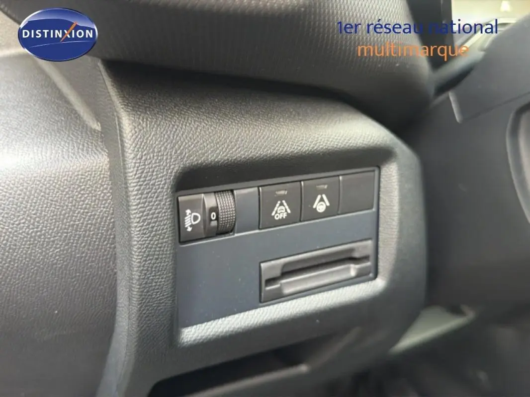 Gros plan sur les commandes d'assistance à la conduite à gauche du volant du Citroën C5 Aircross platine 2025.