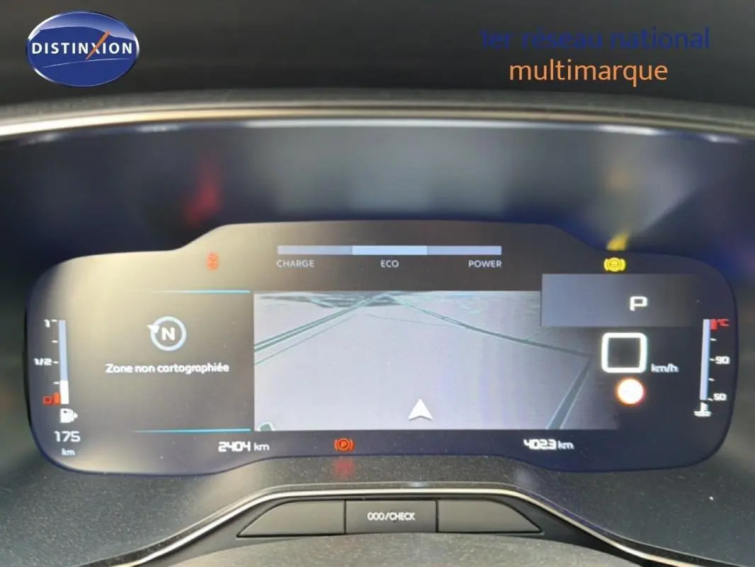 Vue rapprochée du cockpit numérique platine du Citroën C5 Aircross 2025 affichant la navigation et les indicateurs de conduite.