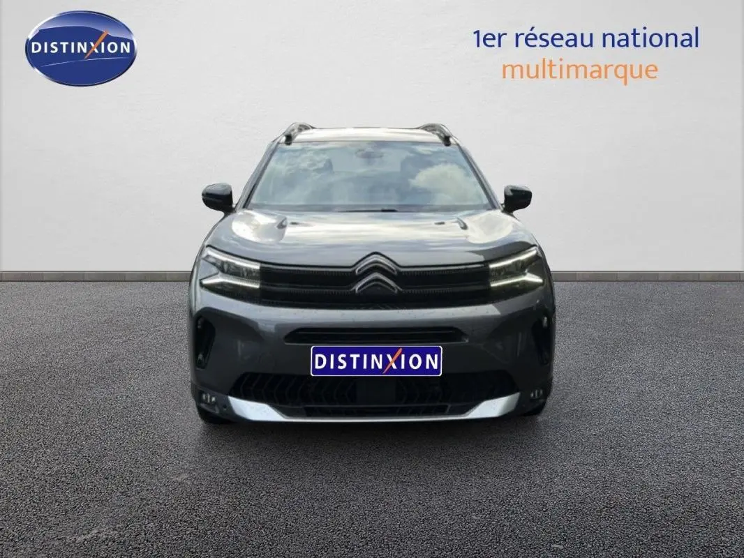 Vue frontale du Citroën C5 Aircross platine 2025 avec barres de toit et phares LED distinctifs.