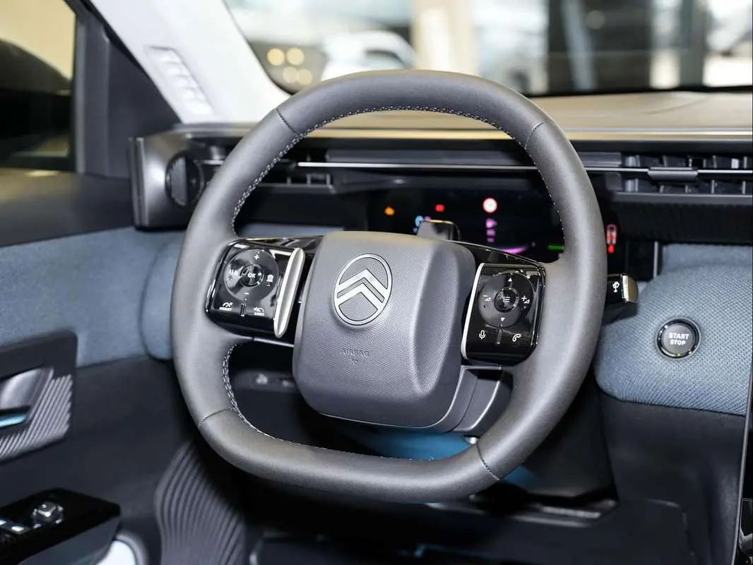 Gros plan sur le volant cuir multifonctions du Citroën C5 Aircross New Hybrid 145 Max T.O 2026, intérieur moderne et épuré.