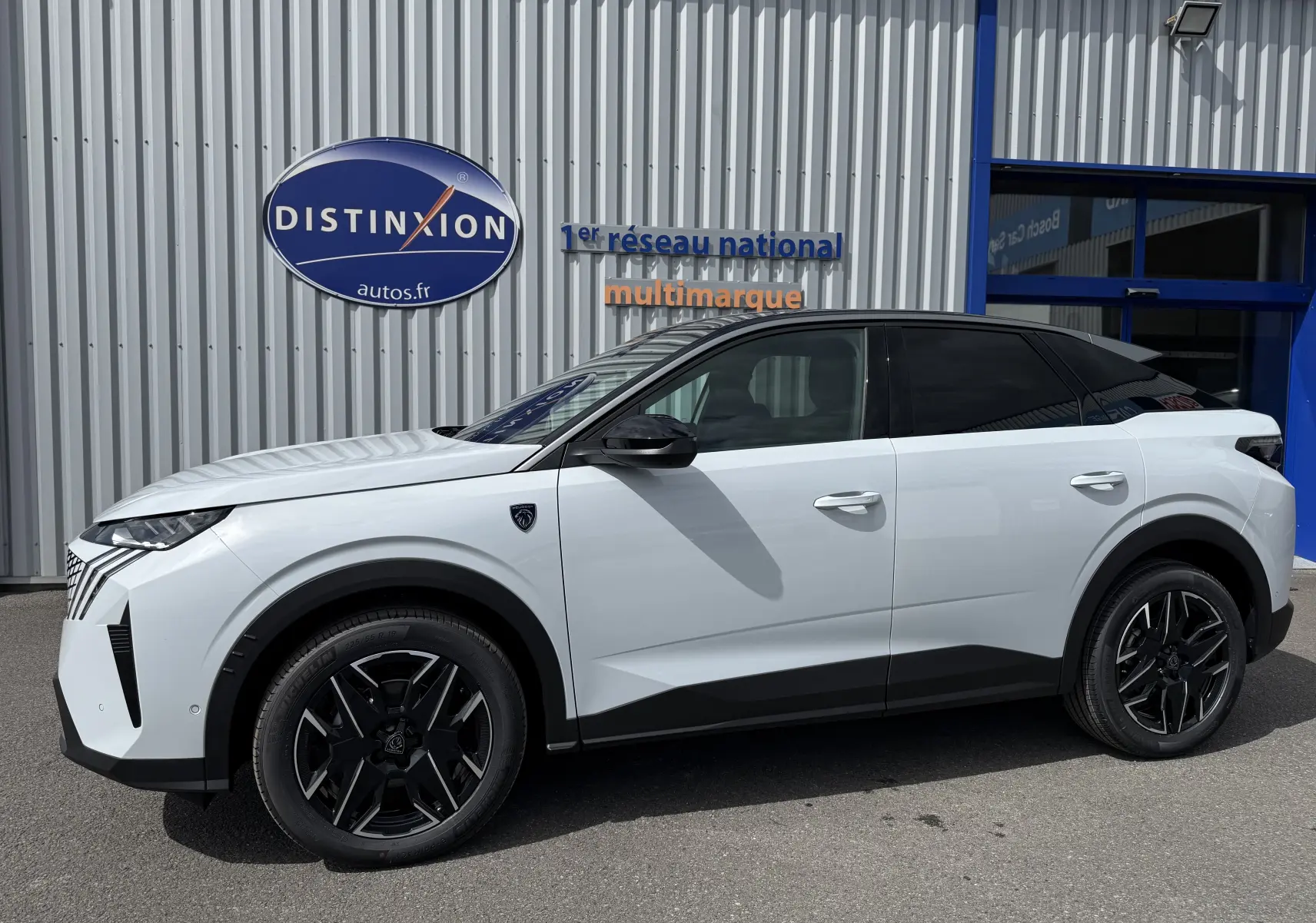 Peugeot 3008 Hybrid blanc Okenite avec toit noir, vue de profil côté gauche, jantes noires distinctives.