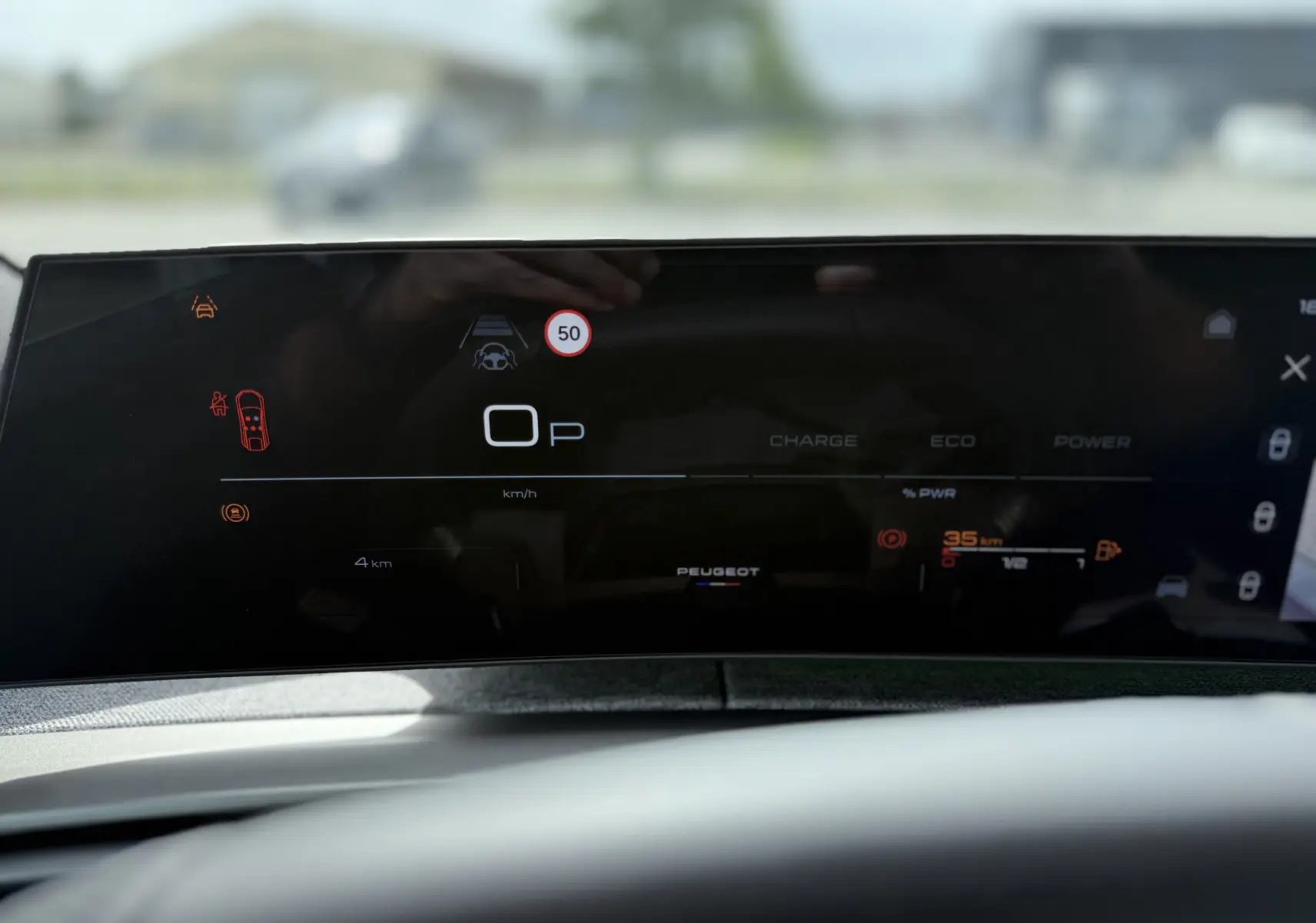 Affichage numérique du tableau de bord du Peugeot 3008 Hybrid, montrant la vitesse, mode et alertes de conduite.