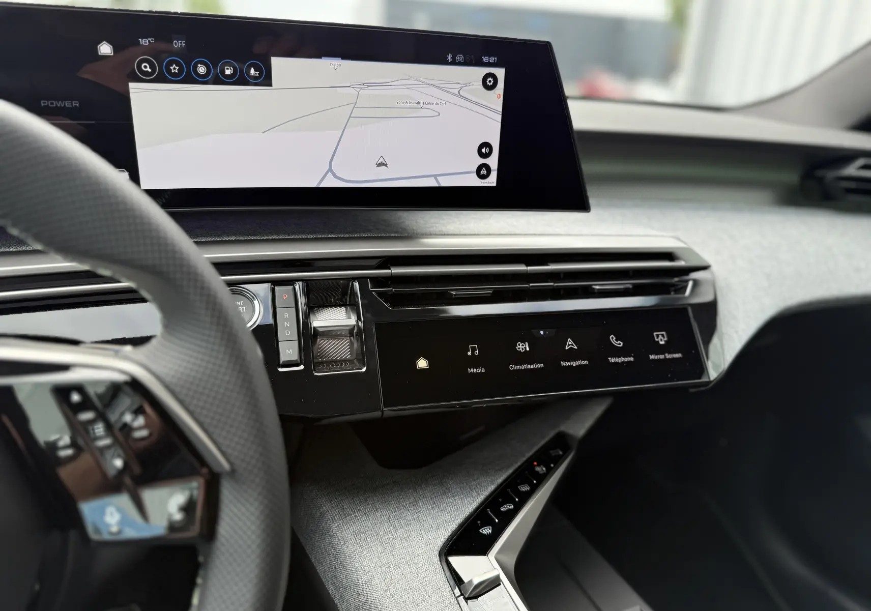 Vue intérieure du tableau de bord du Peugeot 3008 Hybrid 2026, avec écran tactile et navigation affichée.