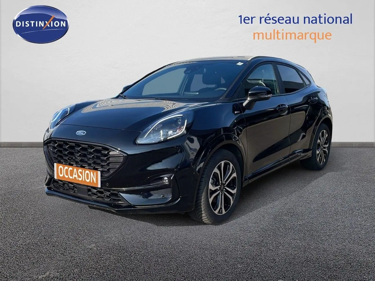 Ford Puma noir agate métal en 3/4 avant droit, avec calandre large et jantes alliage bicolores.