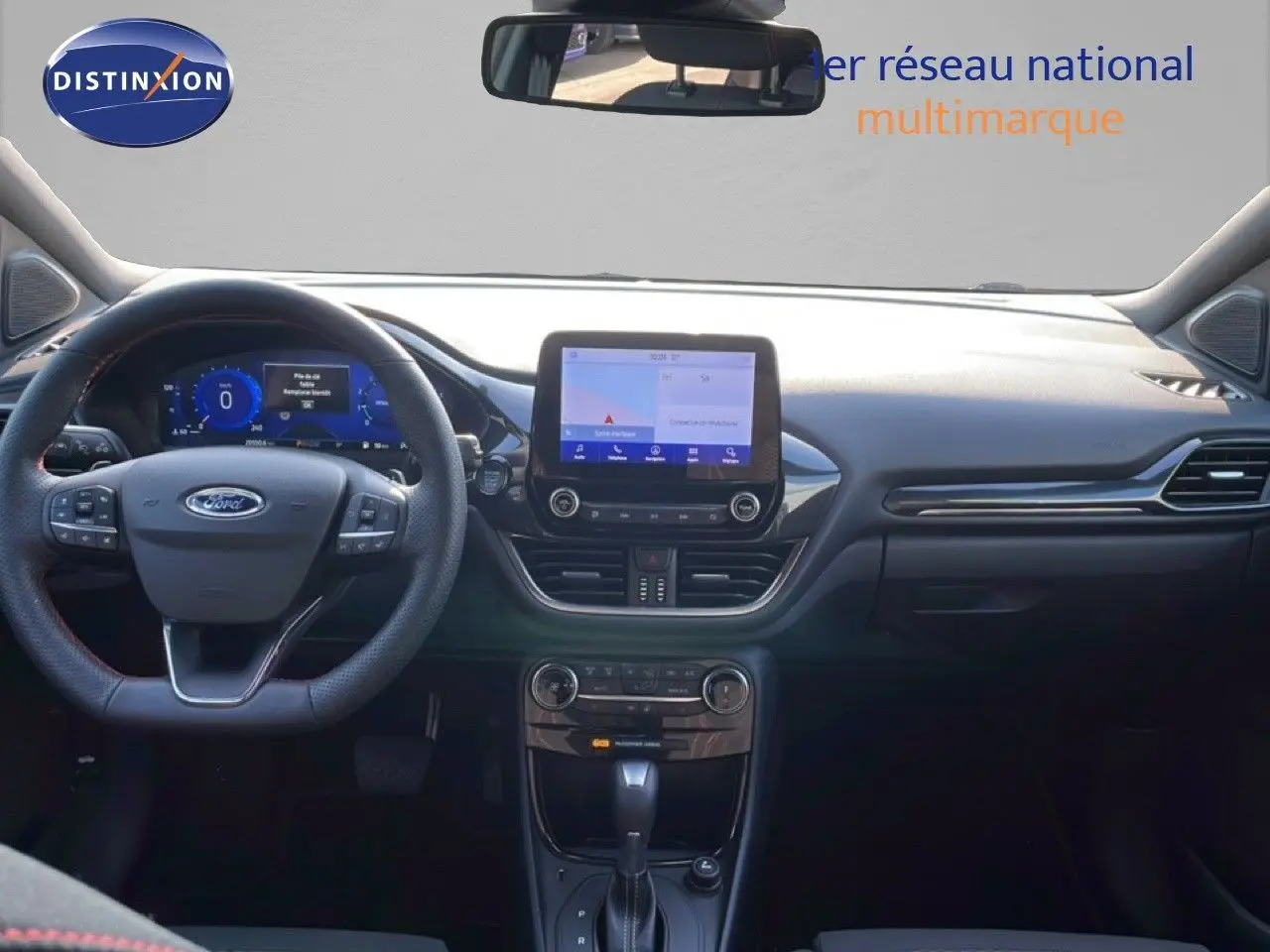 Vue intérieure frontale du Ford Puma noir agate, montrant le tableau de bord numérique et l'écran tactile central.