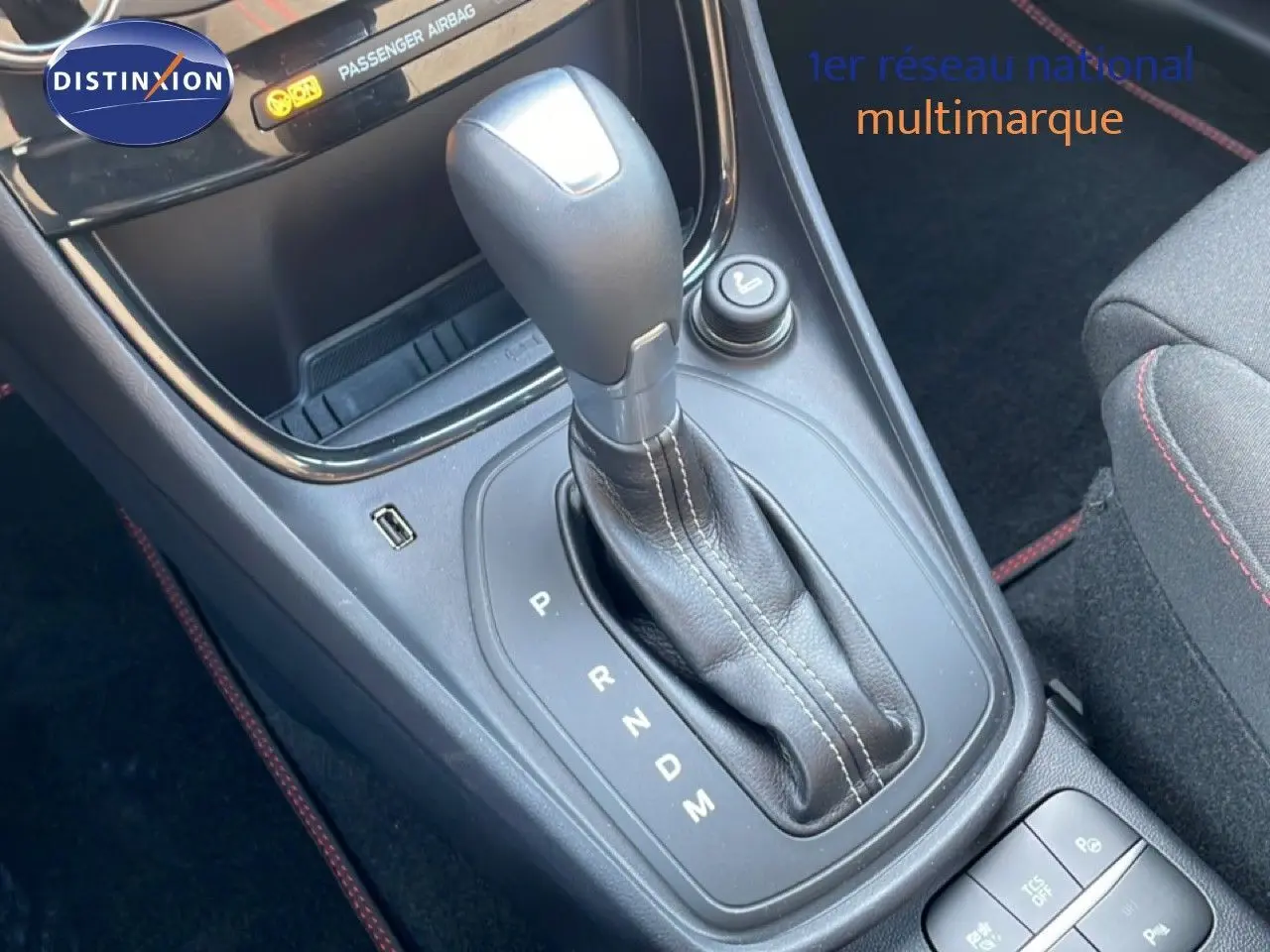 Le levier de vitesses automatique en cuir noir de la Ford Puma 2023, vue rapprochée de la console centrale.