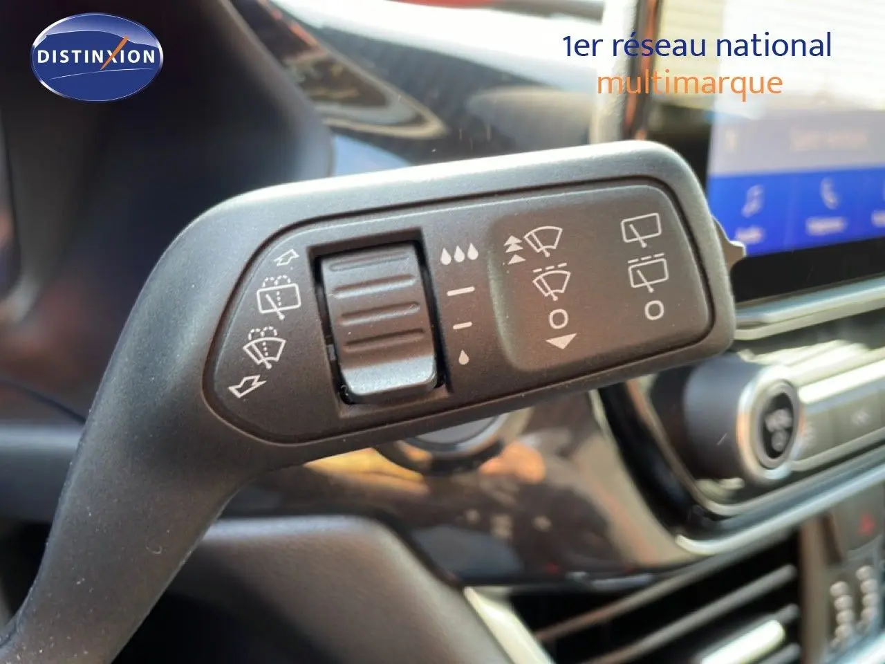 Gros plan sur la commande d’essuie-glace à gauche dans l’habitacle du Ford Puma noir Agate Metal 2023.