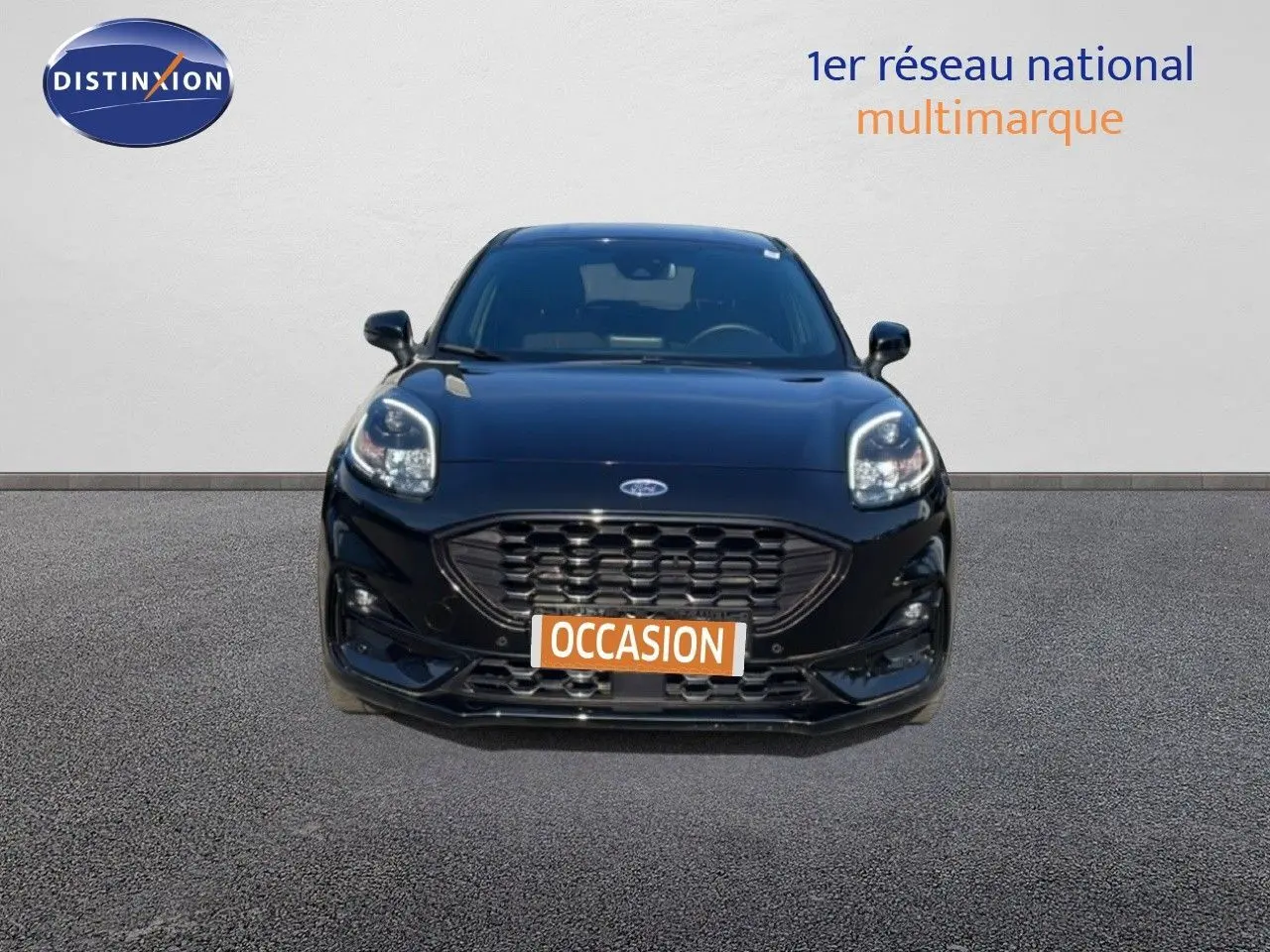 Vue avant d'une Ford Puma noire Agate Metal 2023 avec calandre large et phares LED distinctifs.
