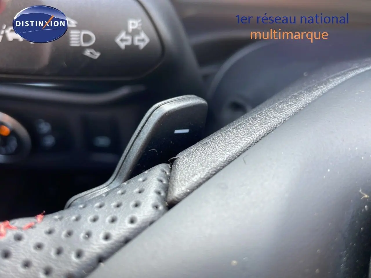 Gros plan sur la palette de changement de vitesse au volant du Ford Puma noir Agate Metal, intérieur sombre.