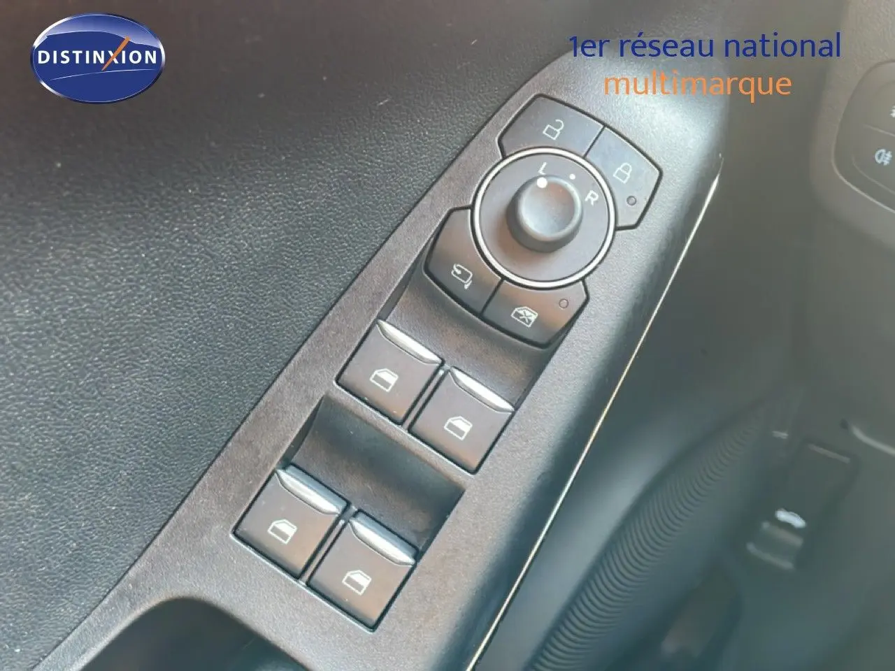 Détail des commandes de lève-vitres et réglages des rétroviseurs côté conducteur du Ford Puma noir Agate Metal 2023.