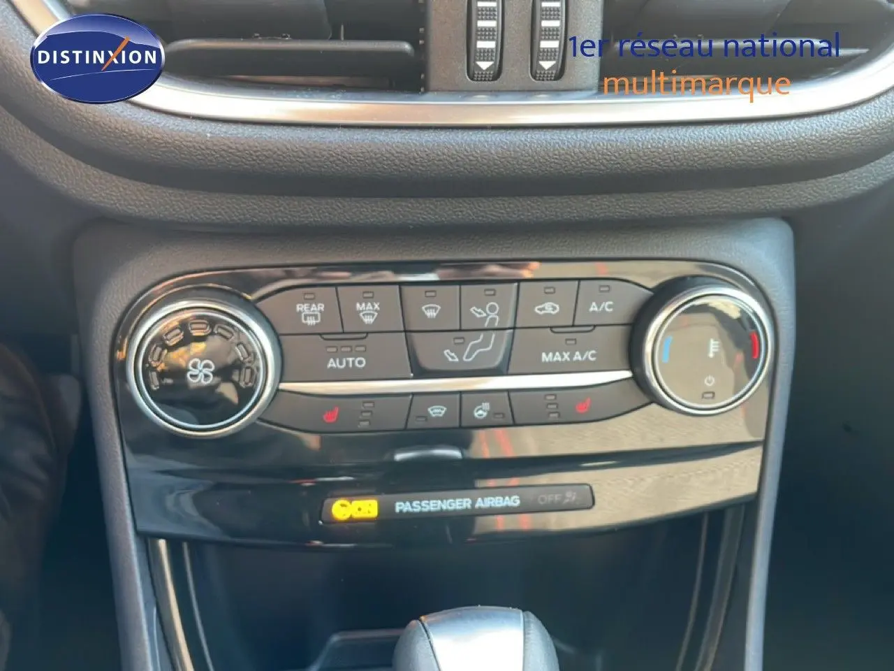 Détail de la console centrale du Ford Puma 2023 noir agate, montrant les commandes de climatisation et le levier de boîte automatique.