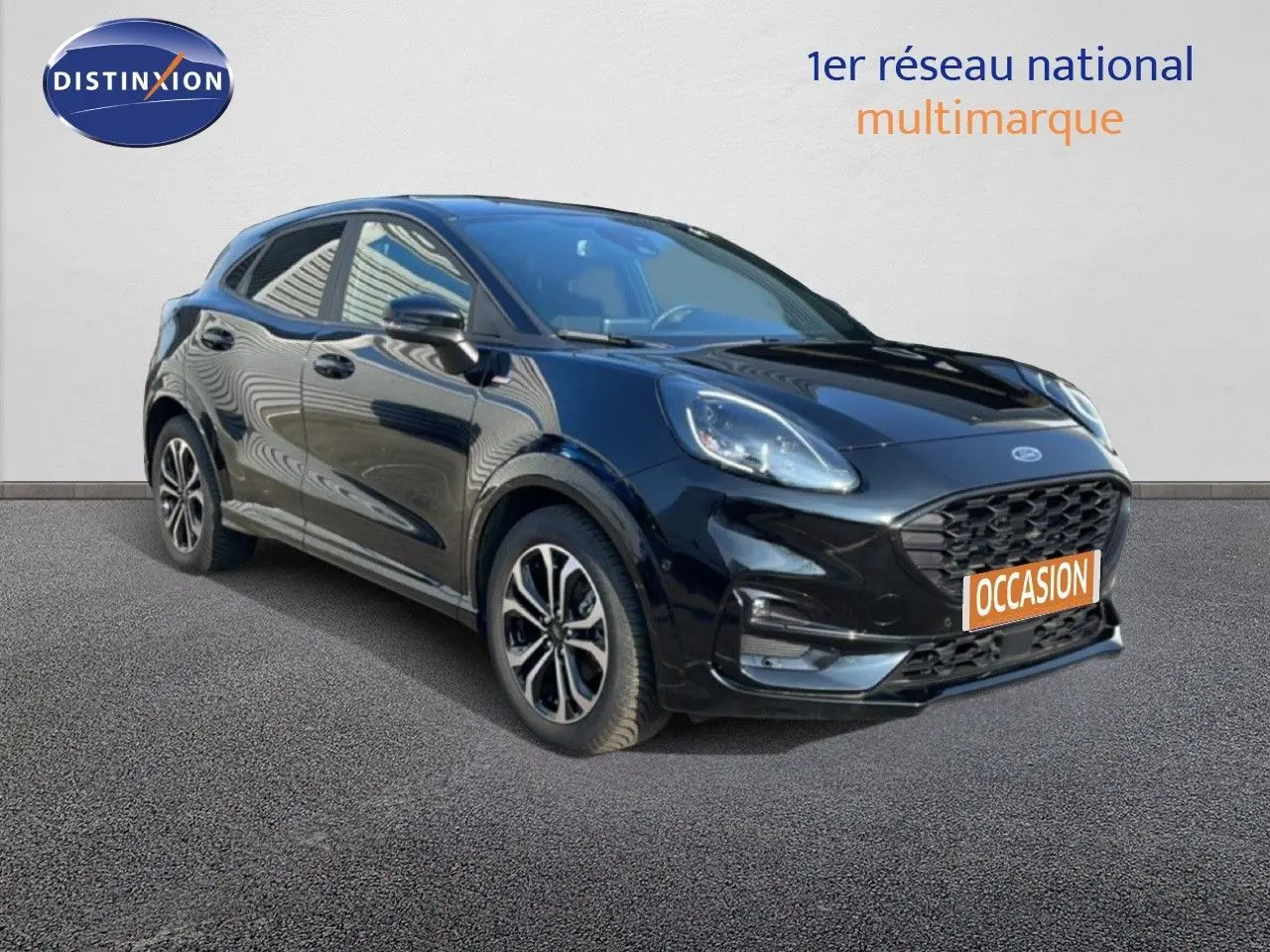 Ford Puma 1.0 EcoBoost hybride noir Agate métal, vue 3/4 avant avec calandre et jantes distinctives.