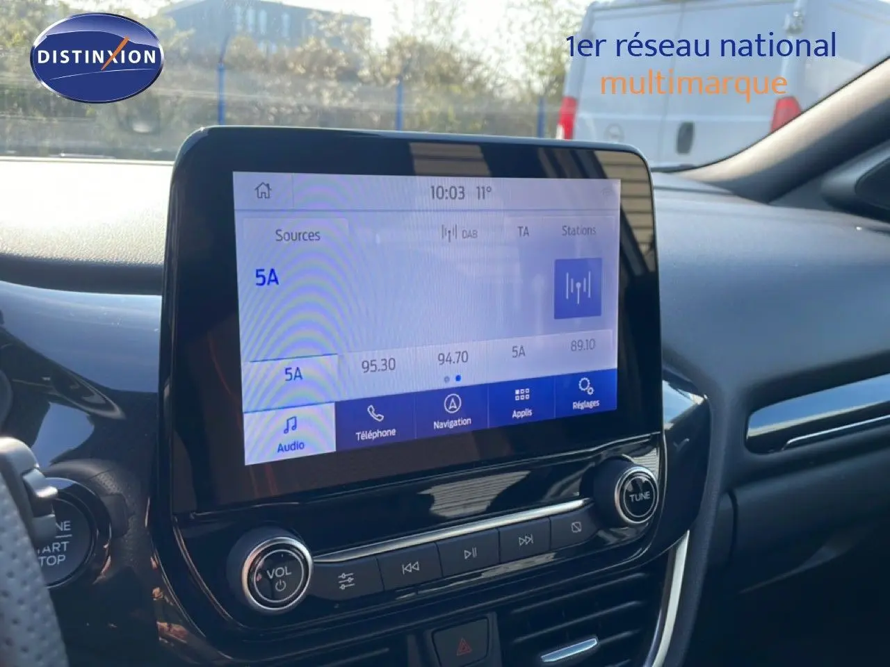 Vue intérieure du tableau de bord du Ford Puma 2023 noir agate métal, avec écran tactile central et commandes audio visibles.