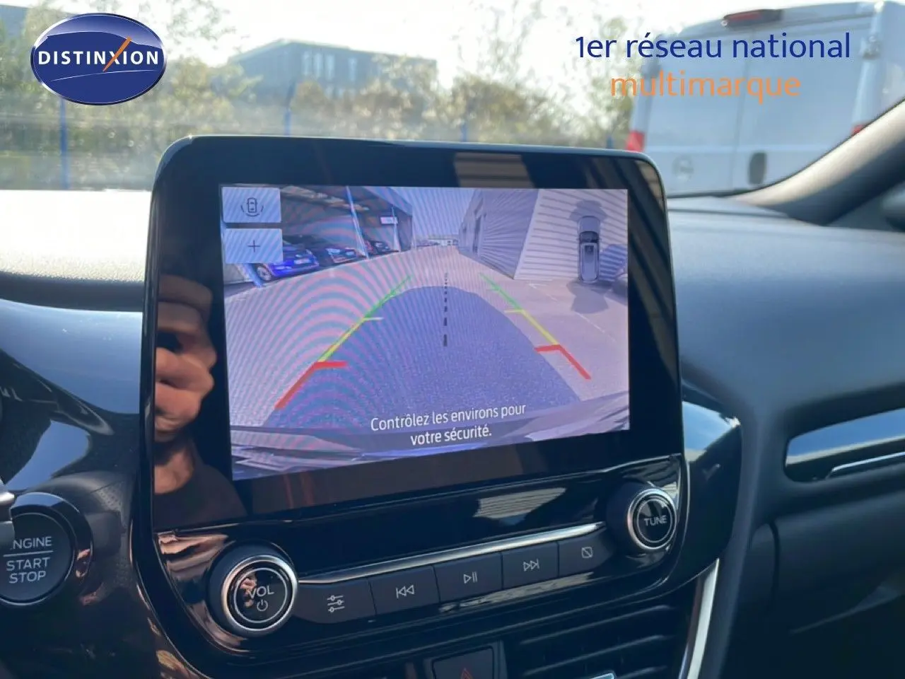 Écran tactile central affichant la caméra de recul dans l’habitacle noir du Ford Puma 2023.