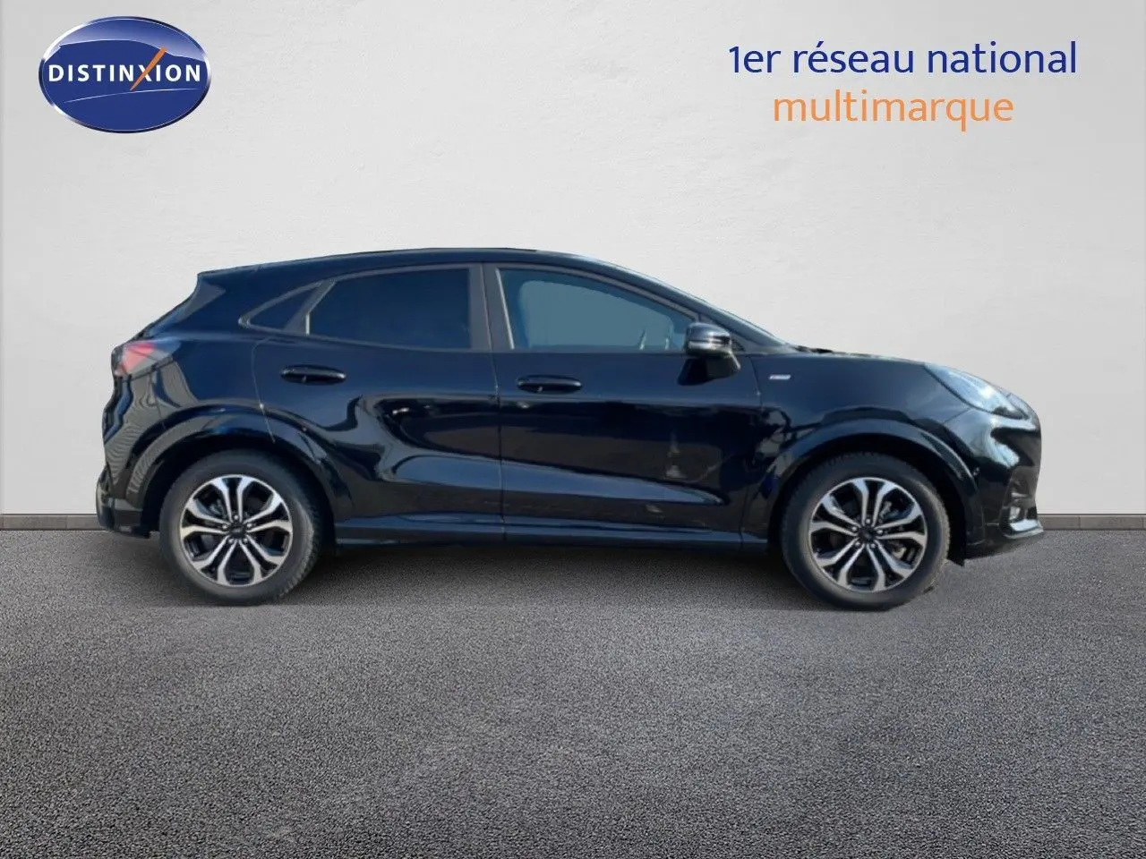Profil droit d'un Ford Puma 2023 noir agate métal, finition ST-LINE avec jantes alliage et vitres teintées.