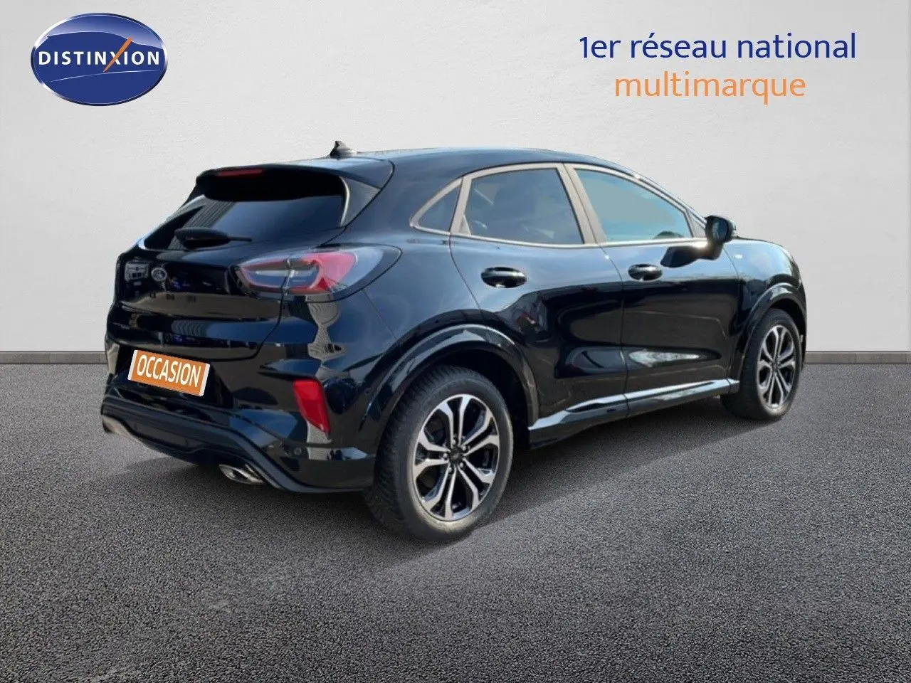 Vue 3/4 arrière droite d’un Ford Puma noir Agate Métal avec jantes alliage et feux arrière LED distinctifs.
