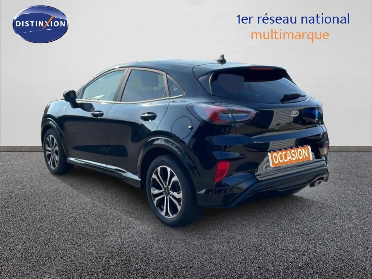 Ford Puma noir agate métal en 3/4 arrière droit, avec jantes alliage et feux arrière LED visibles.