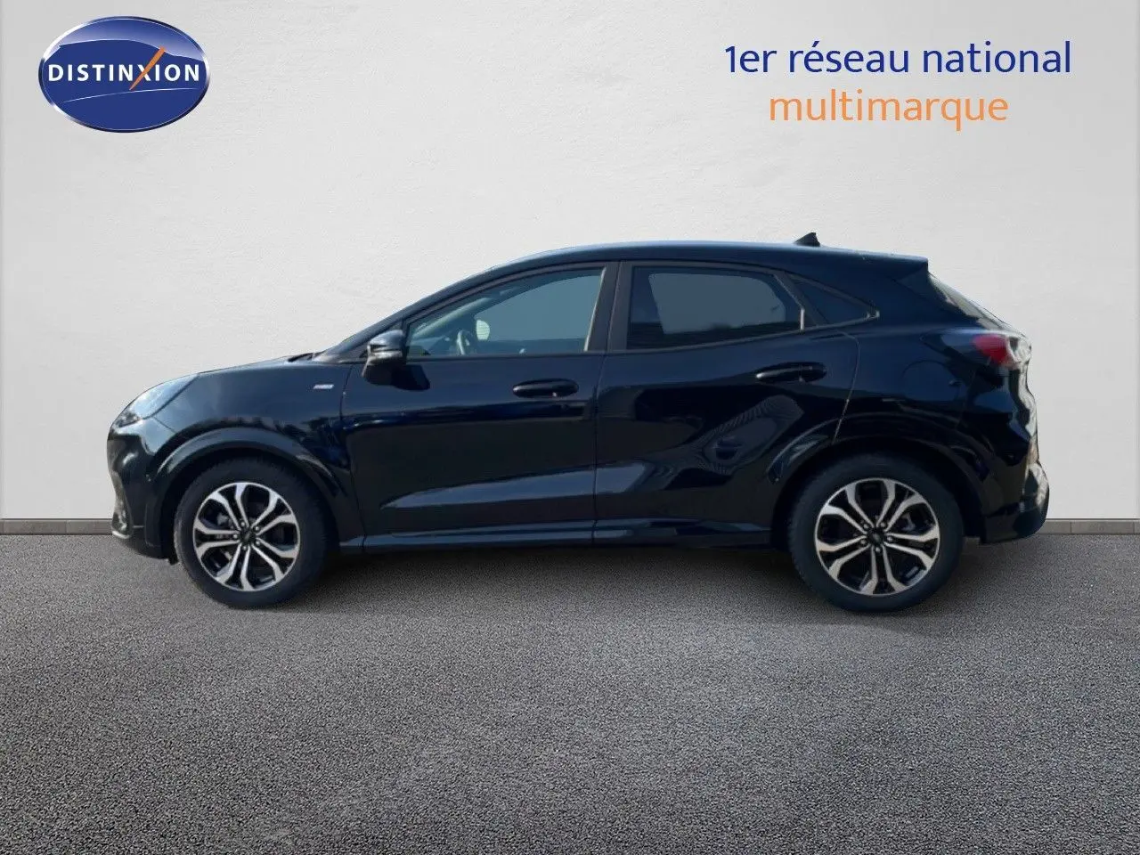 Ford Puma 1.0 EcoBoost MHEV 155ch noir agate métal, vue profil côté gauche sur fond neutre.