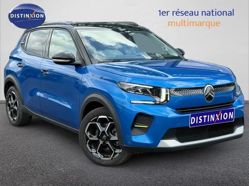 Vue 3/4 avant droite d'une Citroën C3 2025 Bright Blue avec toit noir et jantes alu distinctives.