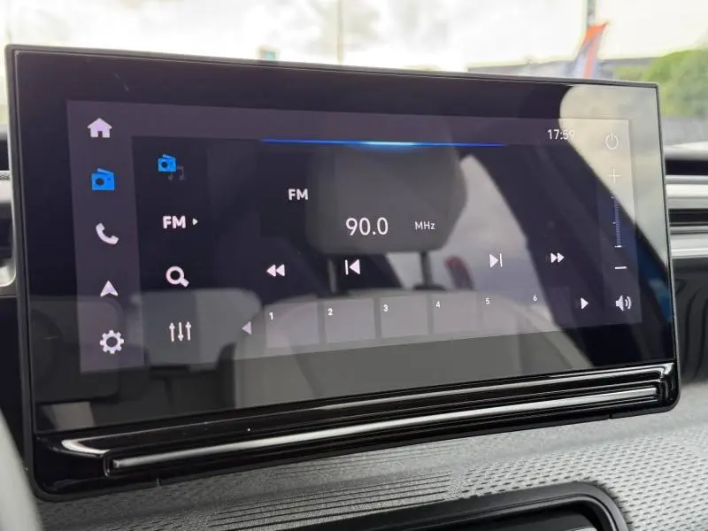 Écran tactile central de la Citroën C3 2025 affichant la radio FM à 90.0 MHz, intérieur noir moderne.