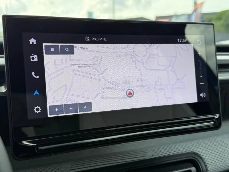 Écran tactile central de la Citroën C3 2025 affichant la navigation GPS avec interface moderne et commandes tactiles.