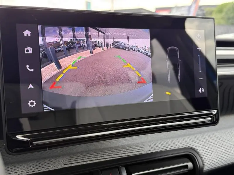Écran tactile intérieur montrant la caméra de recul avec guidage coloré sur une Citroën C3 Bright Blue toit noir.