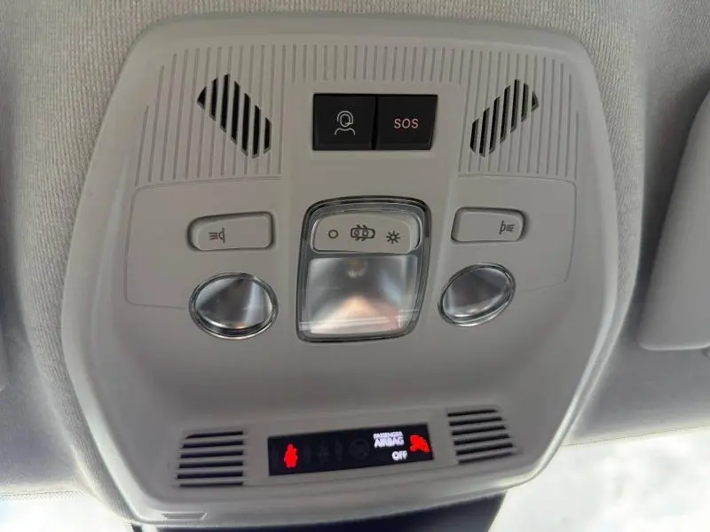 Vue en gros plan du plafonnier intérieur gris clair de la Citroën C3 2025 avec boutons SOS et éclairage LED.